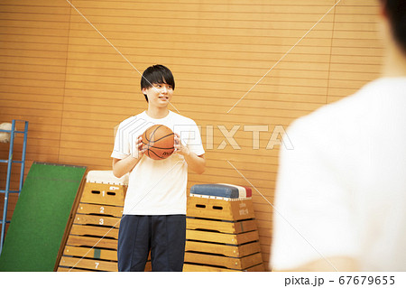バスケットボールをする男の子 67679655