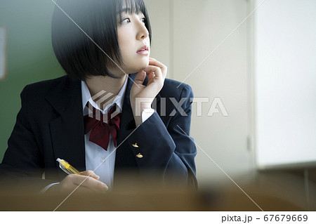 教室で勉強をする学生 教室で勉強をする学生 67679669
