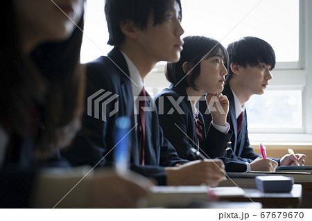 教室で勉強をする学生 教室で勉強をする学生 67679670