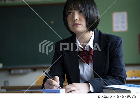 教室で勉強をする学生 67679678