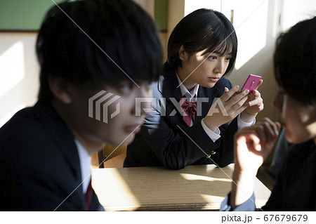 肌トラブルに悩む学生 67679679