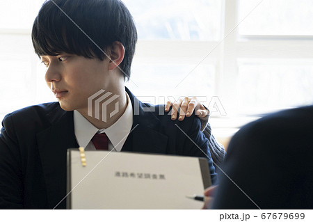 進路指導を受ける学生 進路指導を受ける学生 67679699