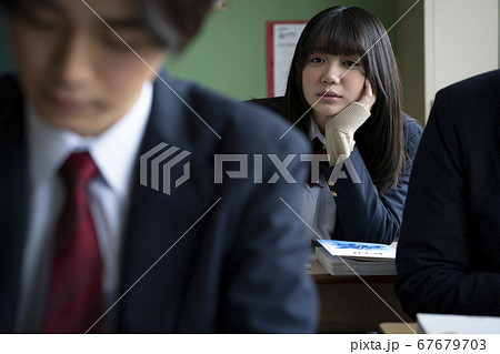 教室で勉強をする学生 67679703