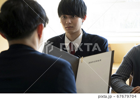 進路指導を受ける学生 67679704