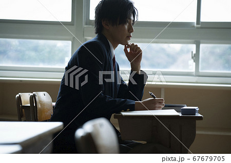 教室で勉強をする学生 67679705