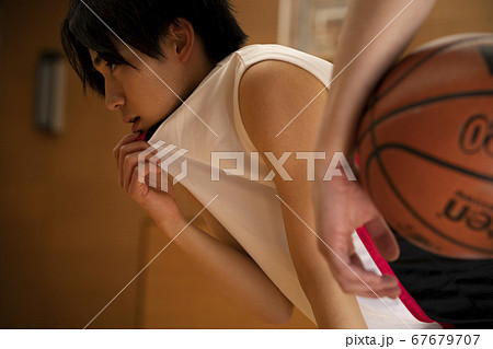 バスケをする男性 バスケをする男性 67679707