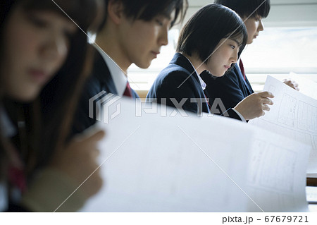 教室で勉強をする学生 67679721
