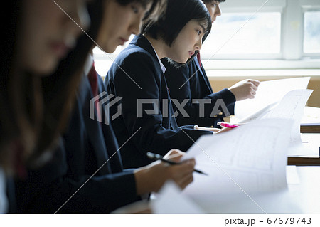 教室で勉強をする学生 67679743