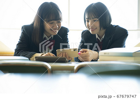図書館で勉強する学生 67679747