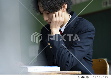 教室で勉強をする学生 67679749