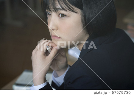 教室で勉強をする学生 67679750