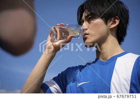 スポーツ中に水を飲む男性 67679751