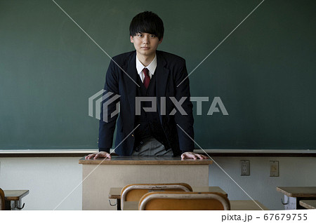 教室にいる学生 教室にいる学生 67679755