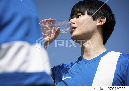 スポーツ中に水を飲む男性 スポーツ中に水を飲む男性 67679762
