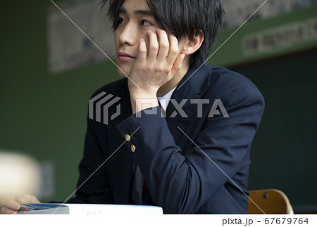 教室で勉強をする学生 67679764