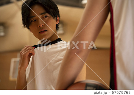 バスケをする男性 バスケをする男性 67679765