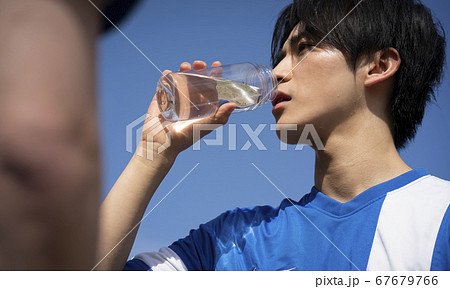 スポーツ中に水を飲む男性 67679766