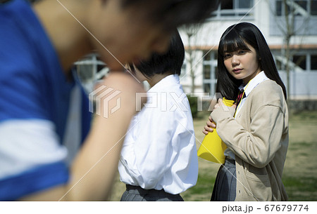 スポーツを応援する学生 スポーツを応援する学生 67679774