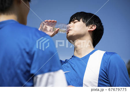 スポーツ中に水を飲む男性 スポーツ中に水を飲む男性 67679775