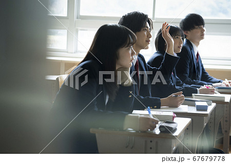 教室で勉強をする学生 67679778