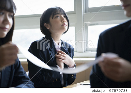 教室でテストを受ける学生 教室でテストを受ける学生 67679783