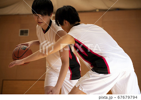 バスケをする男性 67679794