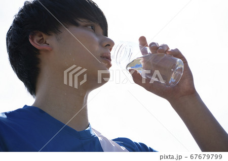 水を飲む男性 67679799