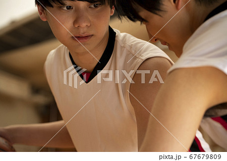 バスケをする男性 67679809