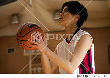 バスケをする男性の写真素材
