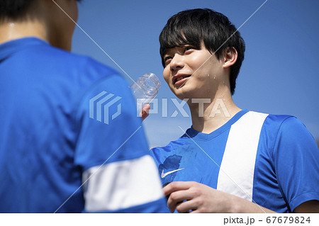 スポーツ中に水を飲む男性 スポーツ中に水を飲む男性 67679824