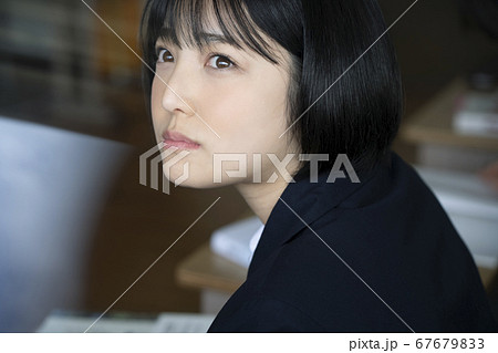 教室で勉強をする学生 67679833