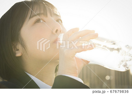 水を飲む学生 水を飲む学生 67679836