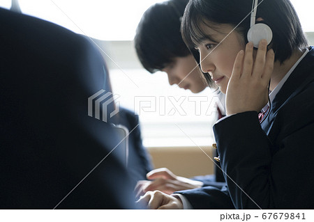 パソコンで勉強をする学生 67679841