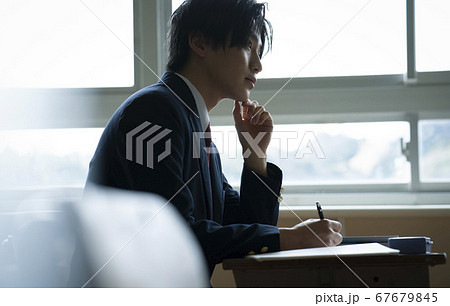 教室で勉強をする学生 67679845