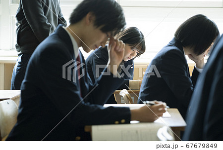 教室で勉強をする学生 67679849