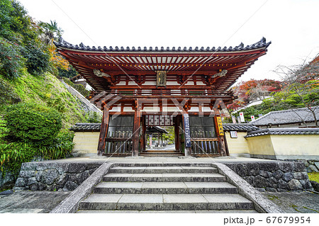 奈良　秋の岡寺仁王門 67679954