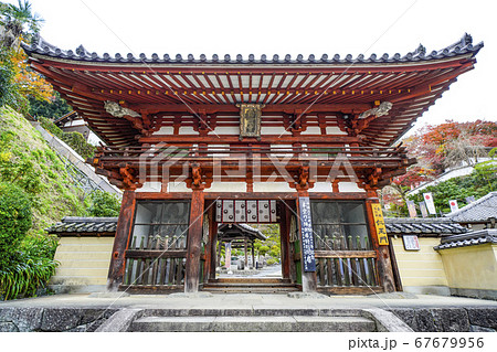 奈良　秋の岡寺仁王門 67679956