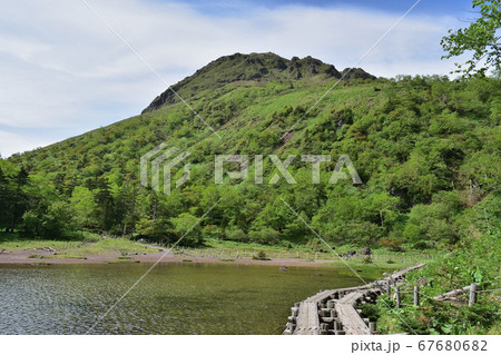 日光白根山と弥陀ヶ池 67680682