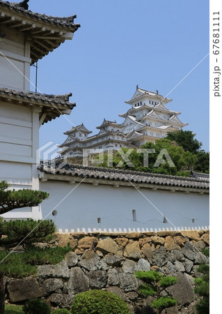 青空にそびえる白鷺城 67681111
