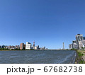 初夏の新潟市中心部の市街地 萬代橋と信濃川 67682738