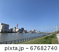 初夏の新潟市中心部の市街地 萬代橋と信濃川 67682740