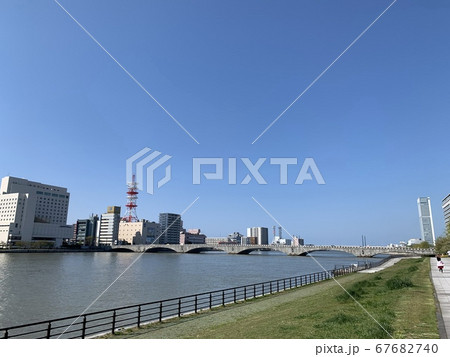 初夏の新潟市中心部の市街地 萬代橋と信濃川 67682740