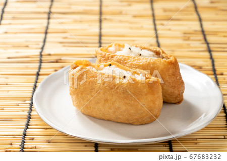 黒ごま入りのいなり寿司。背景、すだれ。 67683232