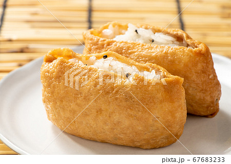 黒ごま入りのいなり寿司。背景、すだれ。 黒ごま入りのいなり寿司。背景、すだれ。 67683233