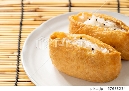 黒ごま入りのいなり寿司。背景、すだれ。 67683234