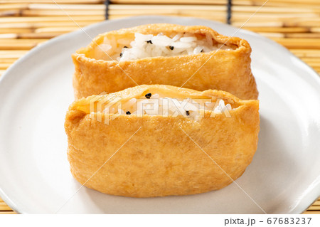 黒ごま入りのいなり寿司。背景、すだれ。 黒ごま入りのいなり寿司。背景、すだれ。 67683237