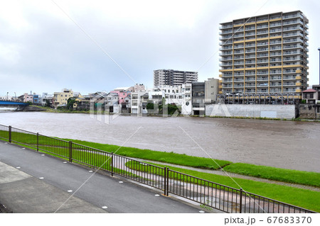 氾濫寸前の川 67683370