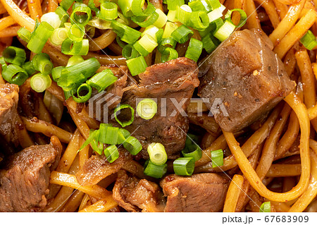 ぼっかけ焼きそば。(牛スジ肉とこんにゃくの甘辛煮入り焼きそば。) 67683909