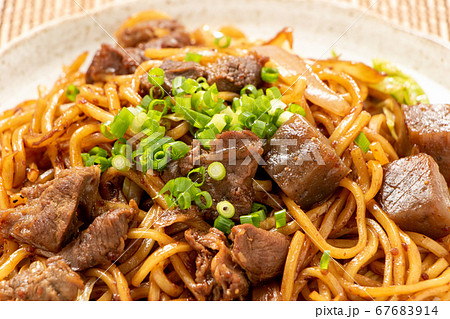 ぼっかけ焼きそば。(牛スジ肉とこんにゃくの甘辛煮入り焼きそば。) 67683914