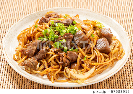 ぼっかけ焼きそば。(牛スジ肉とこんにゃくの甘辛煮入り焼きそば。) 67683915
